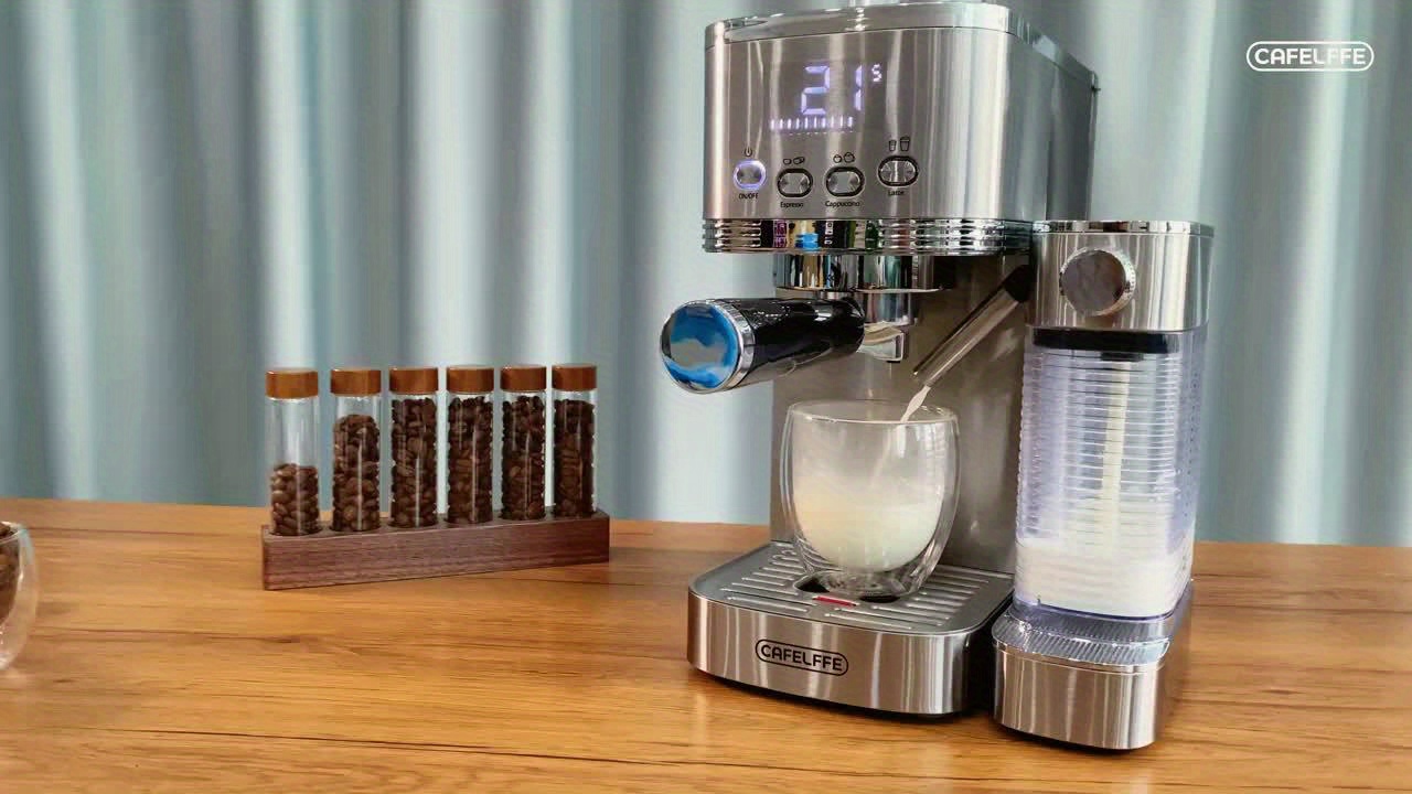 De CAFELFFE MK801 semi-automatische espressomachine is voorzien van een automatisch melkschuimsysteem