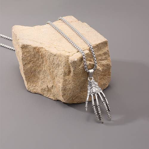 1pc Men's Metal Skull Hand Pendant Necklace, Halloween Accessories