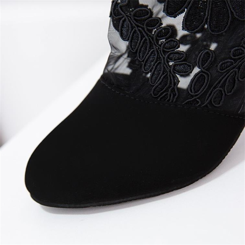 Women's Embroidered Chunky Heeled Pumps