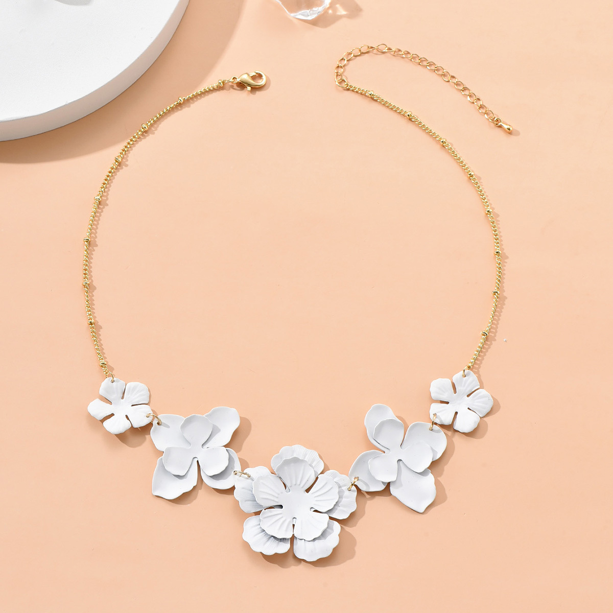 Javia White Flower Chain Necklace main image 1