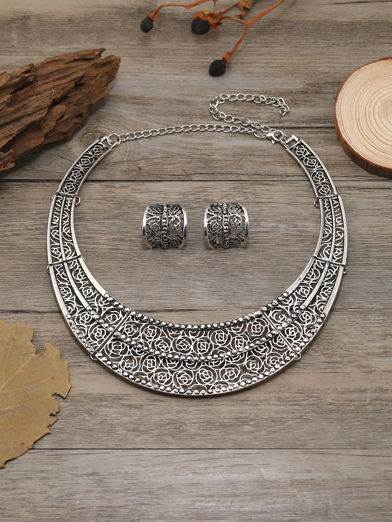 hollow out jewelry set with choker necklace stud earrings vintage style jewelry set details 4