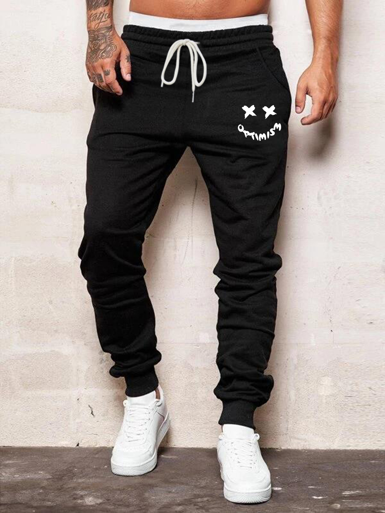 pantalón sport tipo jogger negro