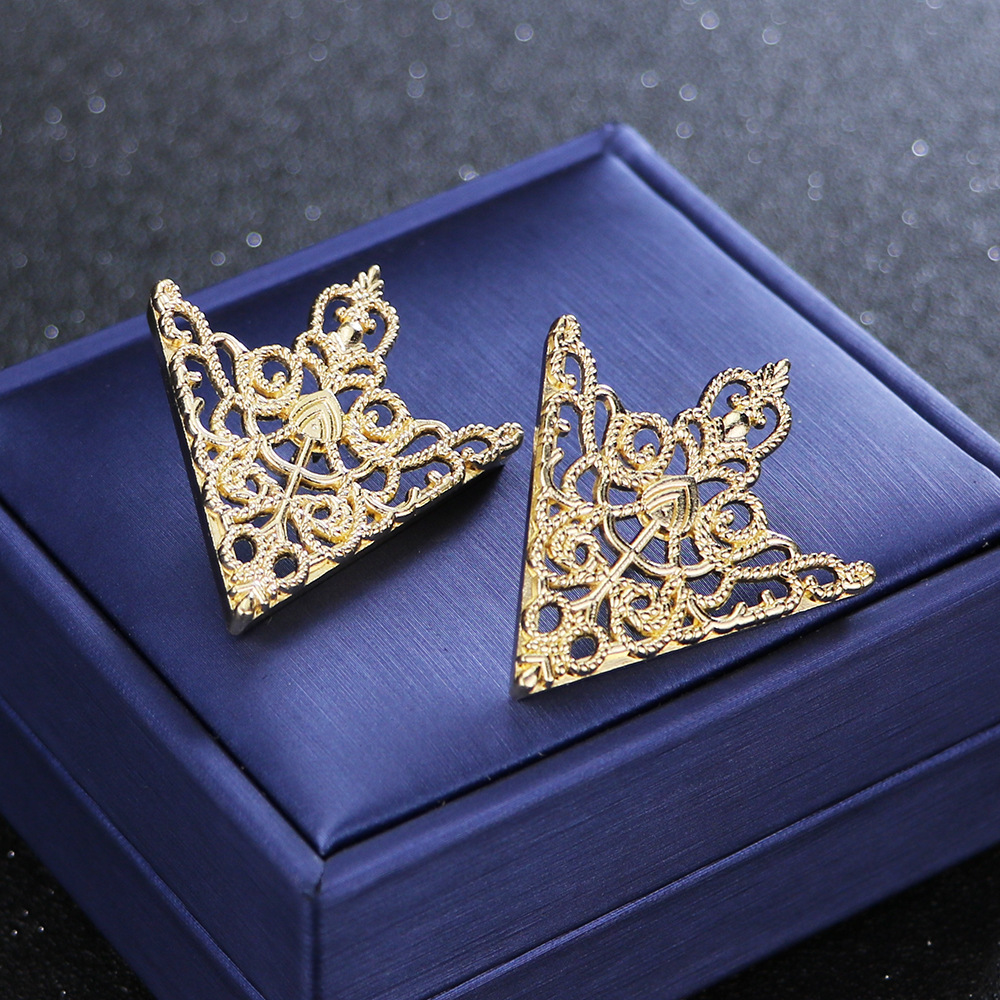 Vintage Floral Triangle Brooch Pin - Elegant Design, Alloy, Perfect For Casual Attire & Music Festivals, Valentine's Day Accessory, Versatile Accessory|elegant |detailed