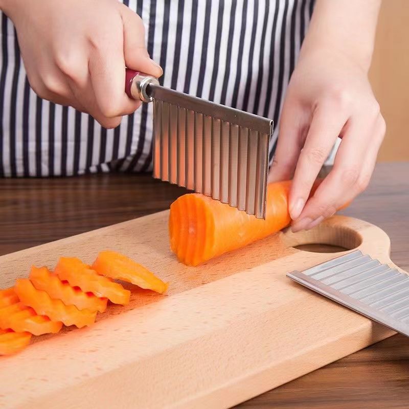 Crinkle Cutter Cutting Tool French Fry Slicer Potato Cutter Fruit Vegetable Wavy Chopper Knife Stainless Steel Random Color 1Pcs