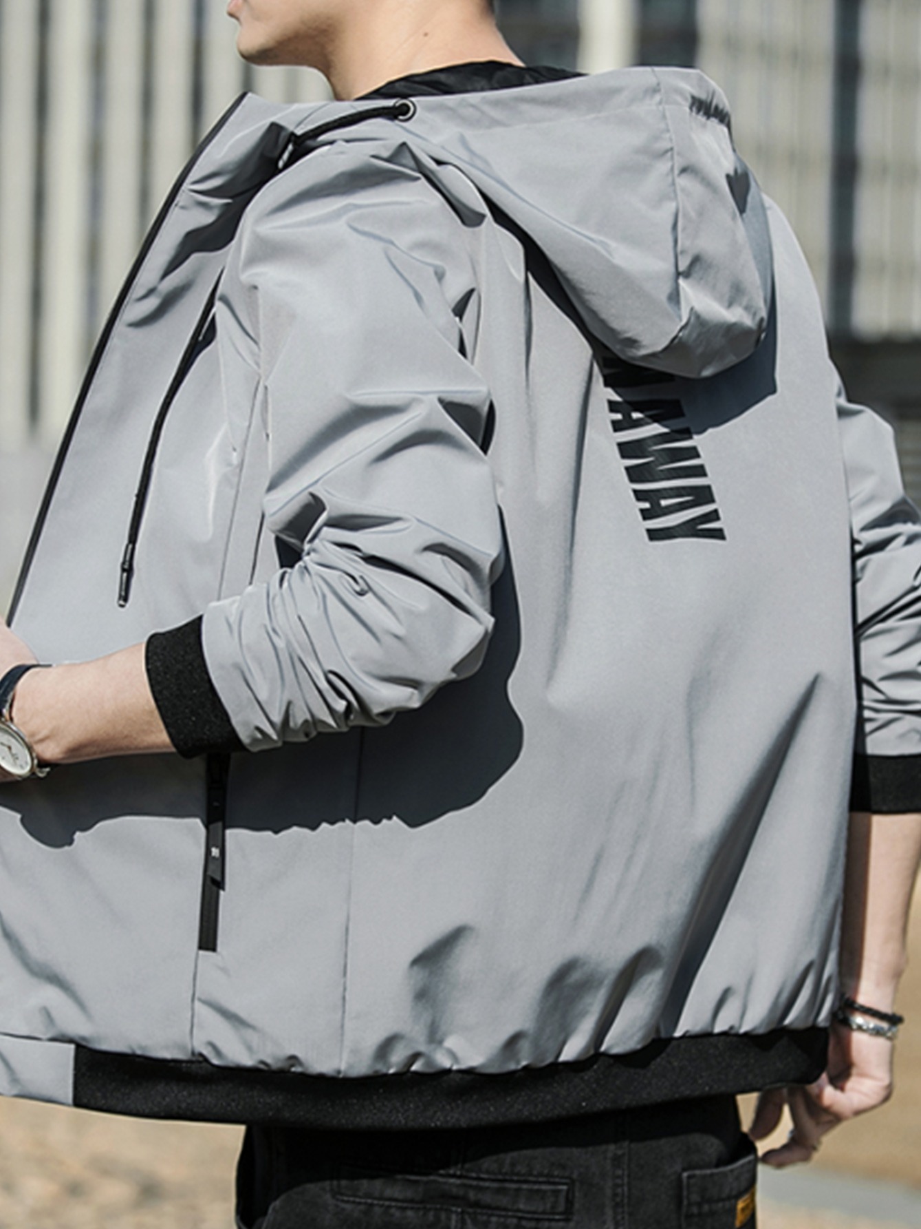 Chaqueta deportiva con capucha para hombre