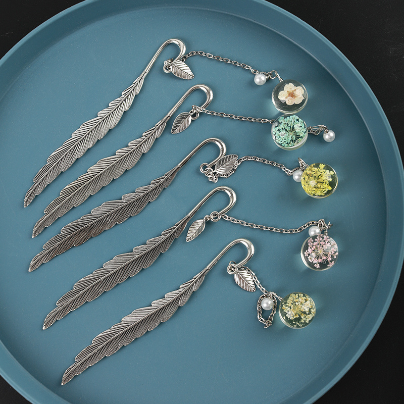 1pc Dried Flower Specimen Bookmark Student Reading Pagination Mark Metal Book Clip Pendant Beautiful BookmarkC