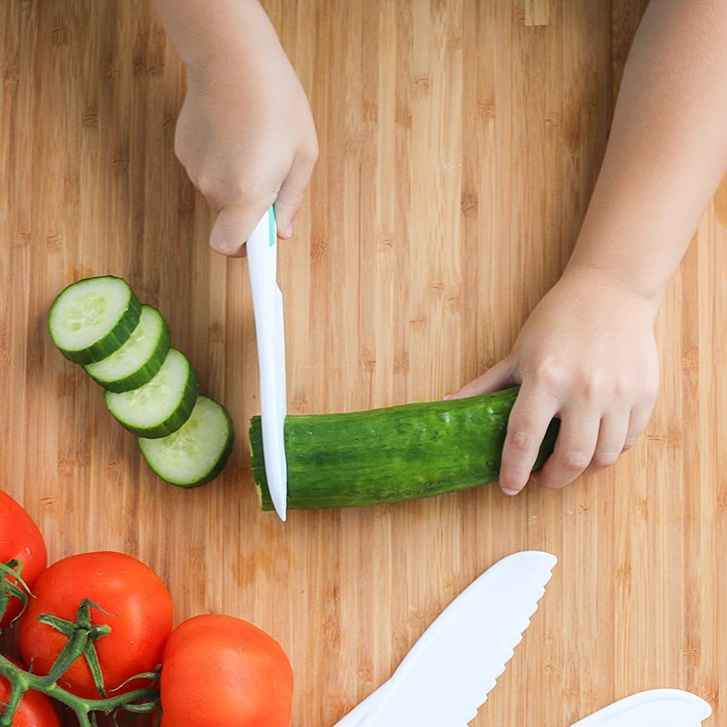 Juego de 3 cuchillos seguros para niños, 3 tamaños y colores de agarre  firme, bordes dentados, sin BPA, de nailon, para cocina, para niños, para  cocinar, seguro, para niños, frutas, verduras, juego de cuchillos  educativos : Hogar y Cocina 