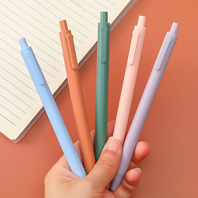 Black gel pens in macaron color with a 0.5mm point are available as writing  supplies for students' desks.