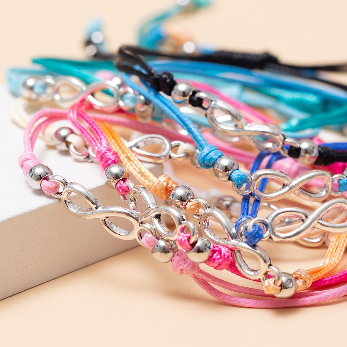 TONAUP Bracelets D'amitié, Bohème Réglables Tissés Bracelets, Coloré à Main  Corde Bracelet Amitie pour Femme Adolescente et Fille Cadeau D'anniversaire  (10 Couleurs) : : Mode