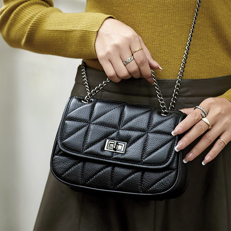 mini chanel quilted bag black