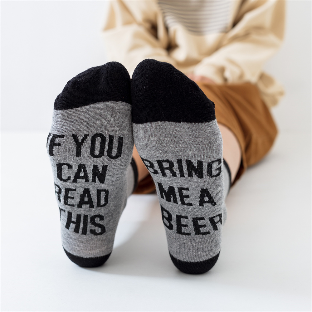 A Pair Of Novelty Men's Round-neck Socks. Can Read This Article, Me A Beer With Black And Gray Letters As A Gift