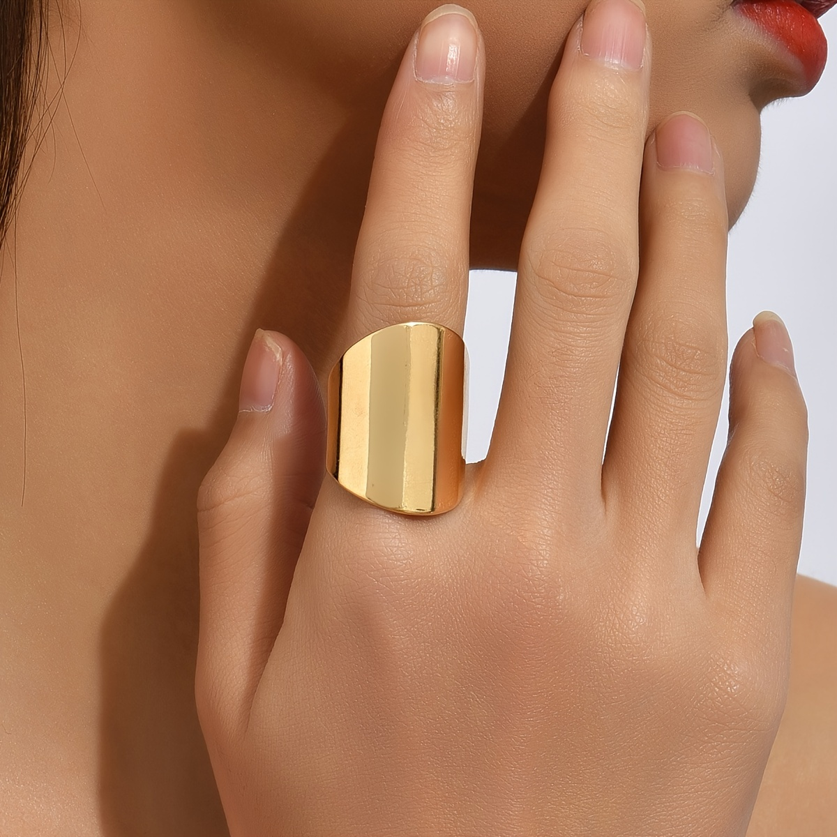 

Une bague angulaire de mode dorée pour le port des femmes