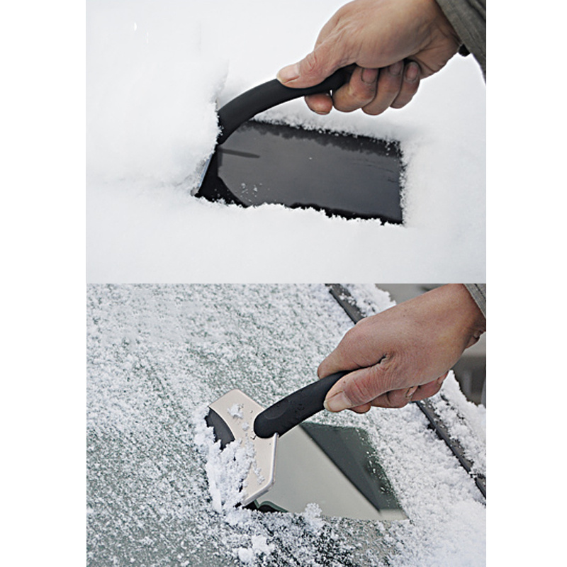 Reinigung der Windschutzscheibe von Schnee durch Eiskratzer mit Bürste im  Winter. Schnee vom Auto auf der Straße zu remagen Stockfotografie - Alamy