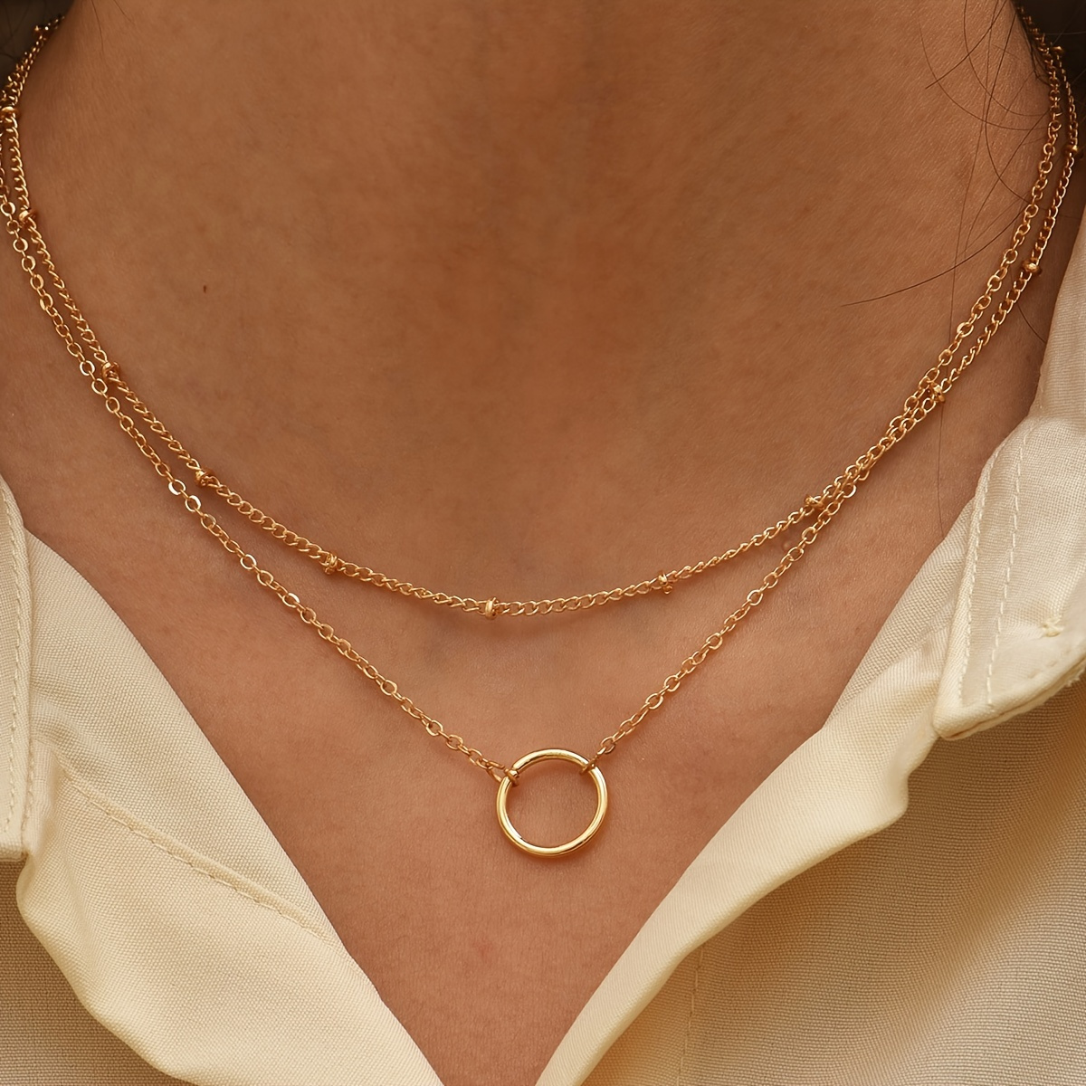 

Collier de chaîne exquis avec pendentif rond creux délicat chaîne de cou réglable pour femme.