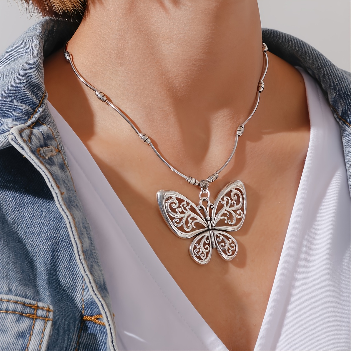

Retro Ethnic Style Hidden Geometric Carving Hollow Butterfly Pendant Necklace