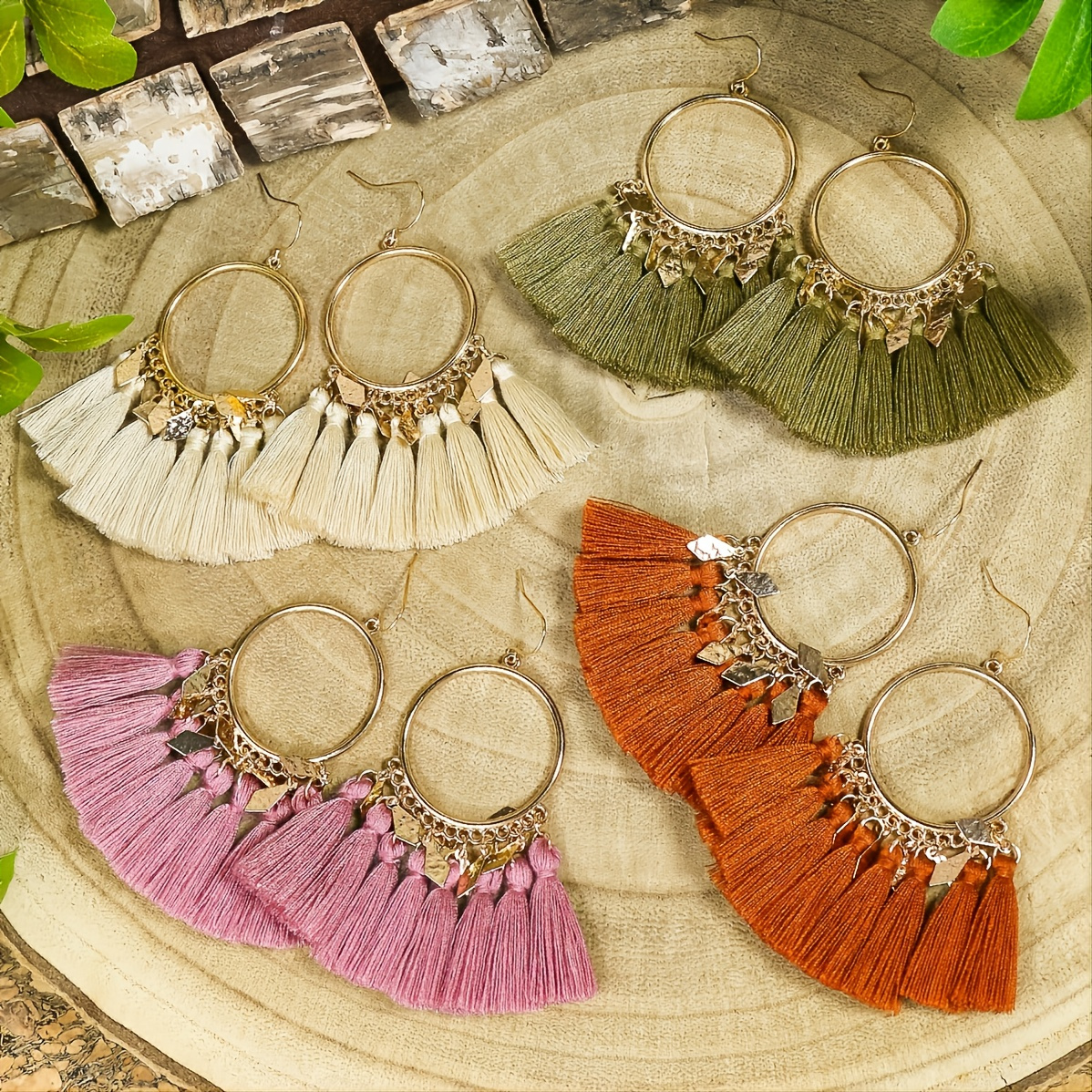 

Ensemble de 4 paires de boucles d'oreilles à franges scallopées multicolores boho pour femmes, boucles d'oreilles embellies de sequins dorés