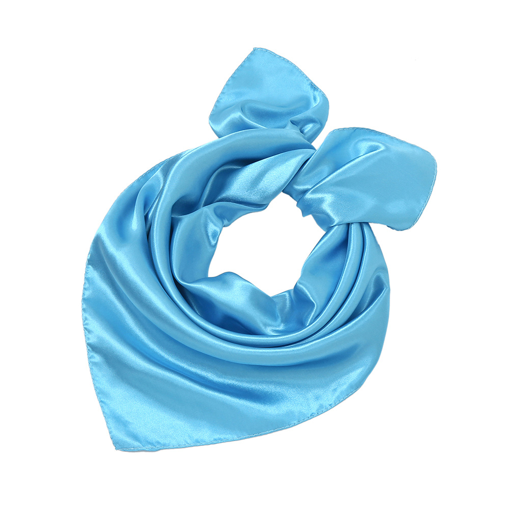 Bufanda atada de seda azul aislada sobre fondo blanco