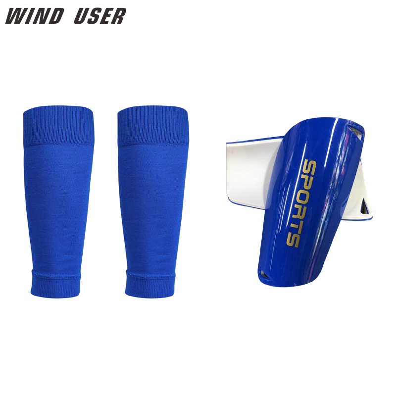 Protège-tibias de football bleus avec chaussettes de sport pour