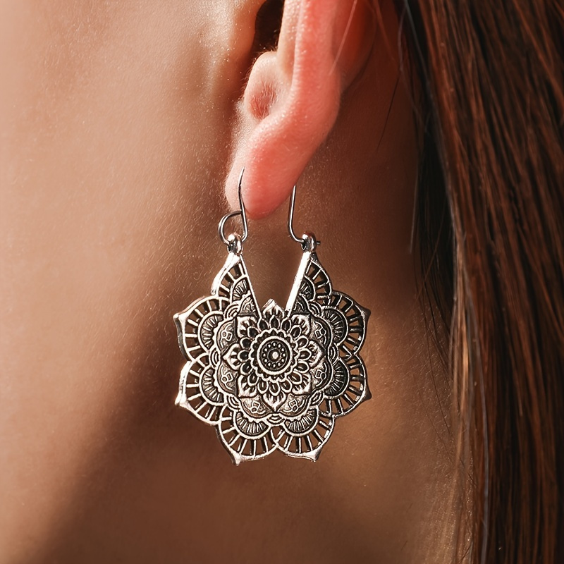 

Vintage Boho Carved Flower Drop Earrings Hollow Floral Pendant Earrings For Women 1pair