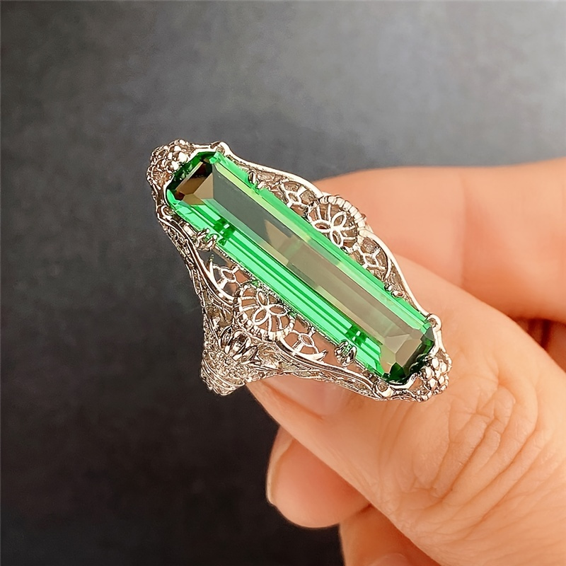 

Vintage Hollow Pattern Green Synthetic Zirconia Women's Ring, Stylish And Elegant.