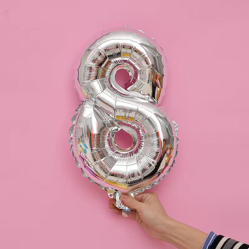 Ballon D'hélium D'aluminium De Célébration D'anniversaire Du Numéro 10 Avec  Des Cadeaux. Rendu 3D Banque D'Images et Photos Libres De Droits. Image  123938239