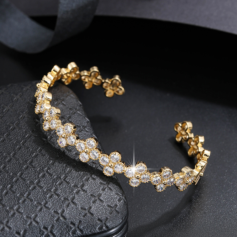 Quatre Classique, Gold Diamond-Paved Bangle