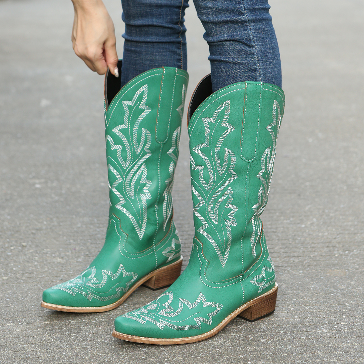 Botas occidentales de media pantorrilla para mujer botas vaqueras bordadas con corte en V zapatos sin cordones con punta en punta de estilo retro