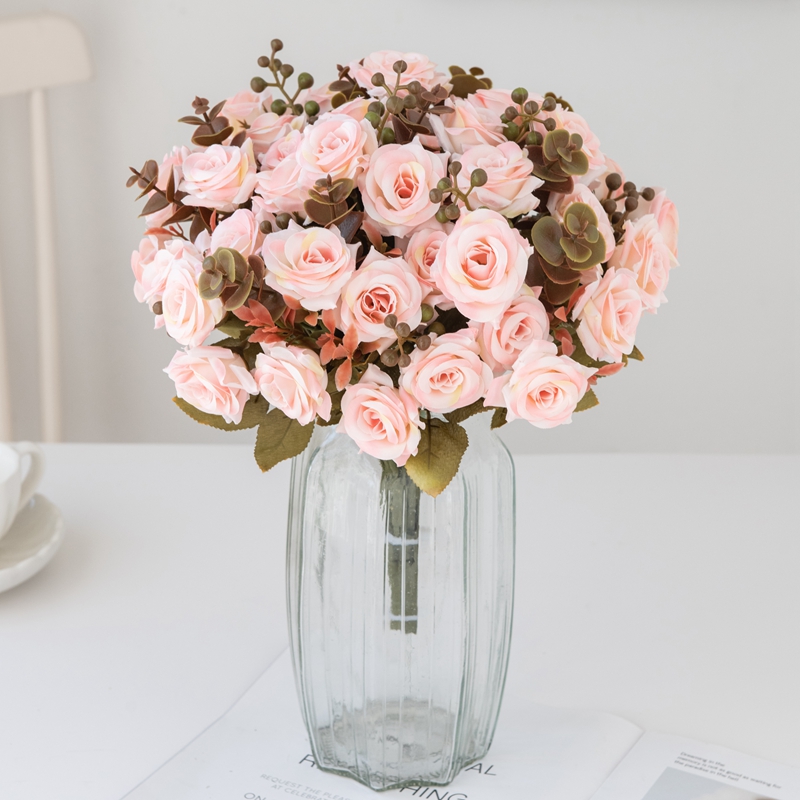 Bouquet Di Finte Rose Artificiali in Un Vaso Appeso Su Una Sedia Di Legno  Con Luce Alata. Immagine Stock - Immagine di interno, regalo: 220913253