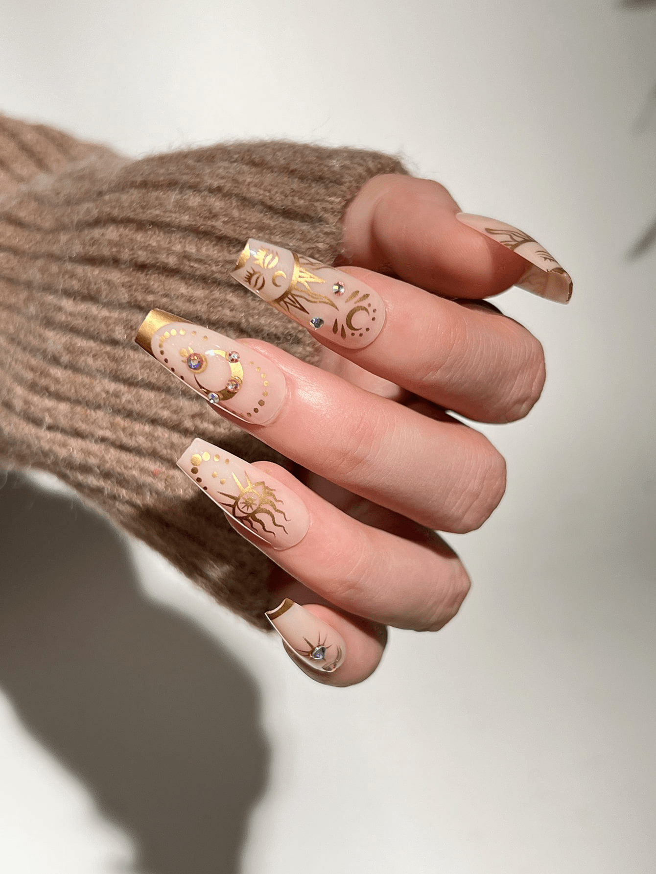 gold flake nails  Manicura de uñas, Uñas postizas de gel, Uñas de