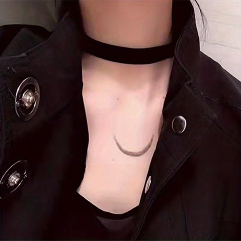 Foto zum Thema Eine Frau trägt eine schwarze Choke-Halskette