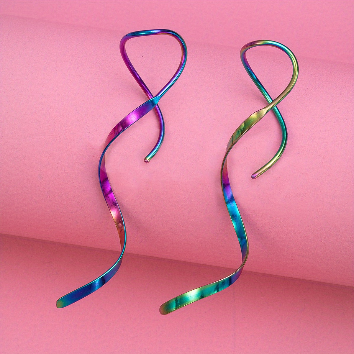 E-shop Set von 2 verwickelten Ringohrsteckern für Frauen, geeignet für Piercings im Ohr, einschließlich Knorpel und Helix, aus Edelstahl, mit Ring- und