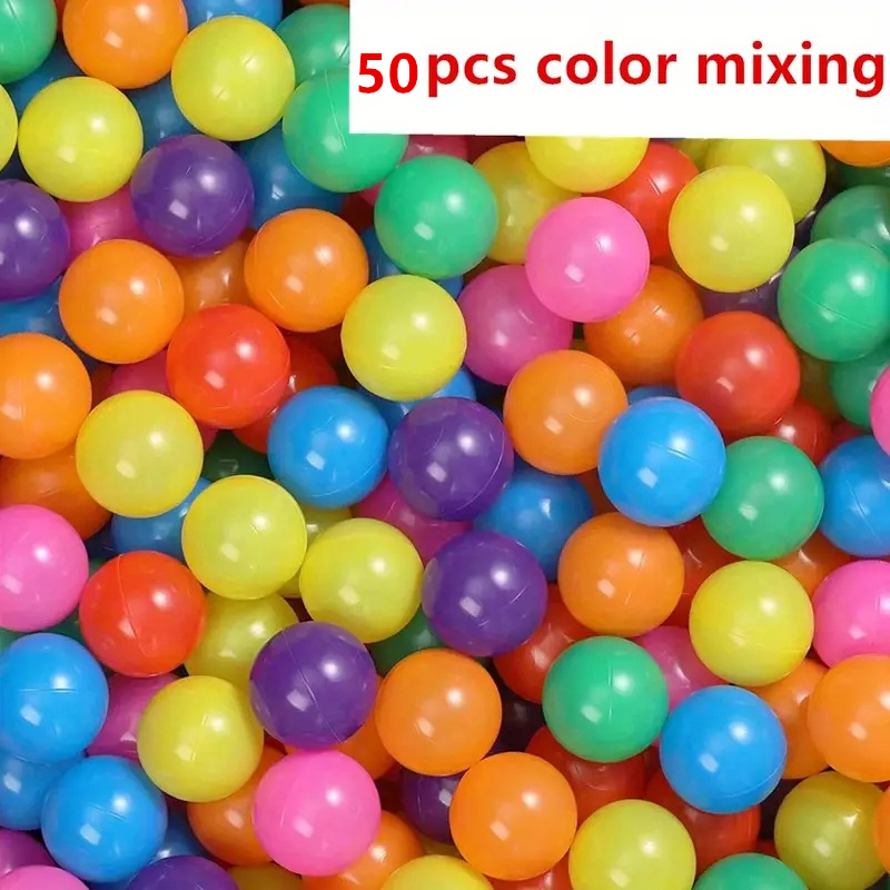 Sfondo di molte palline colorate in plastica nella piscina di palline in  una sala giochi per bambini