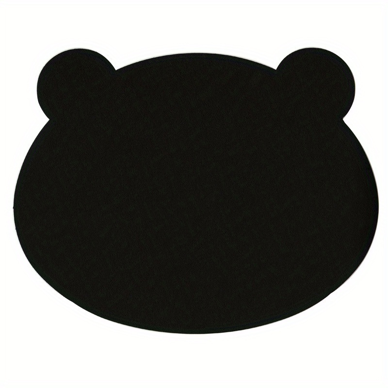 Urso de desenho animado e com seu conjunto de pano para jogos de