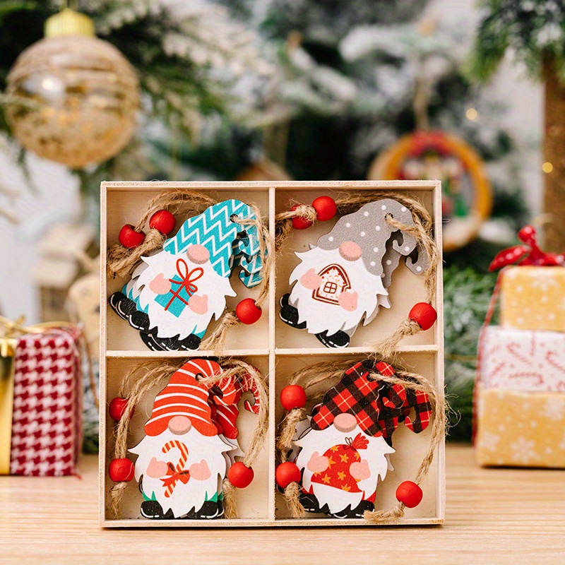 Jouets Et Cadeaux Pour Enfants Sur Le Sol Sous Le Sapin De Noël Carte  Postale Avec Chapeau De Père Noël En Bois Rustique Tilke Et Cupcakes En Bois