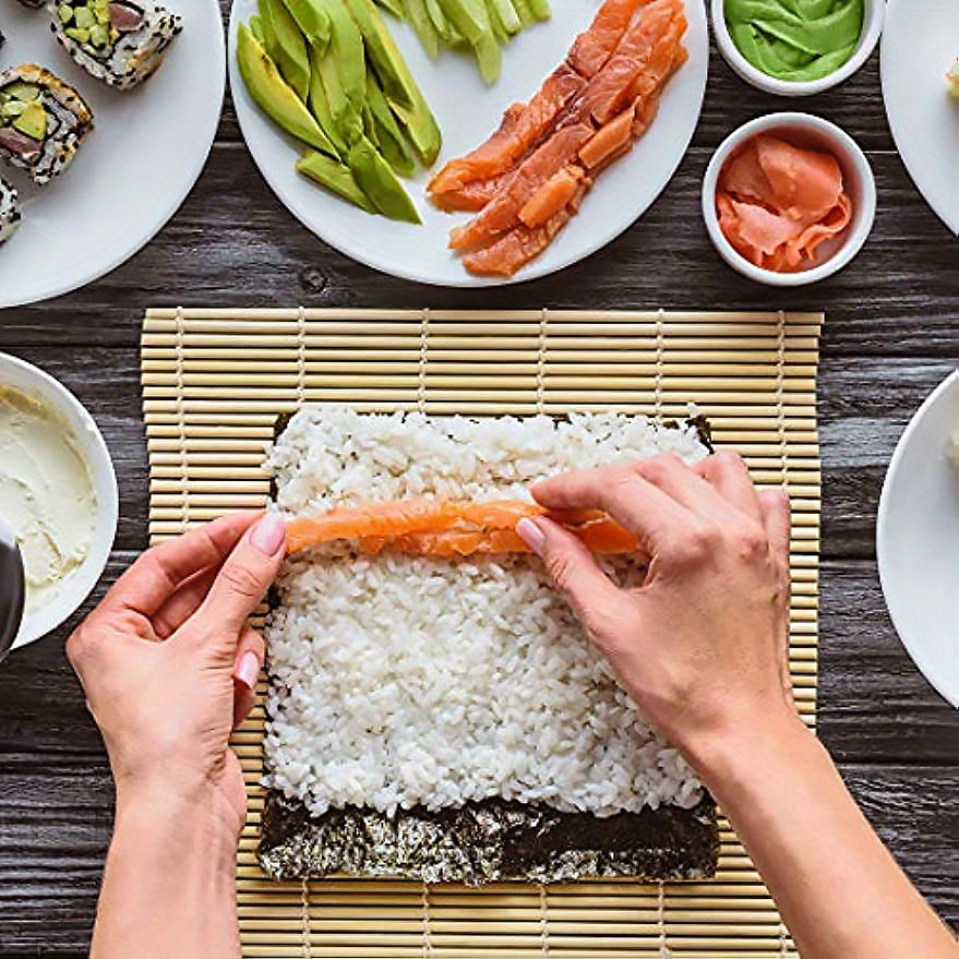 MUDEELA Kit de préparation de sushis pour débutants - Avec 2 nattes à  rouler (natte à sushis en bambou), 5 paires de baguettes, 1 bol à riz, 1  spatule : : Cuisine et Maison
