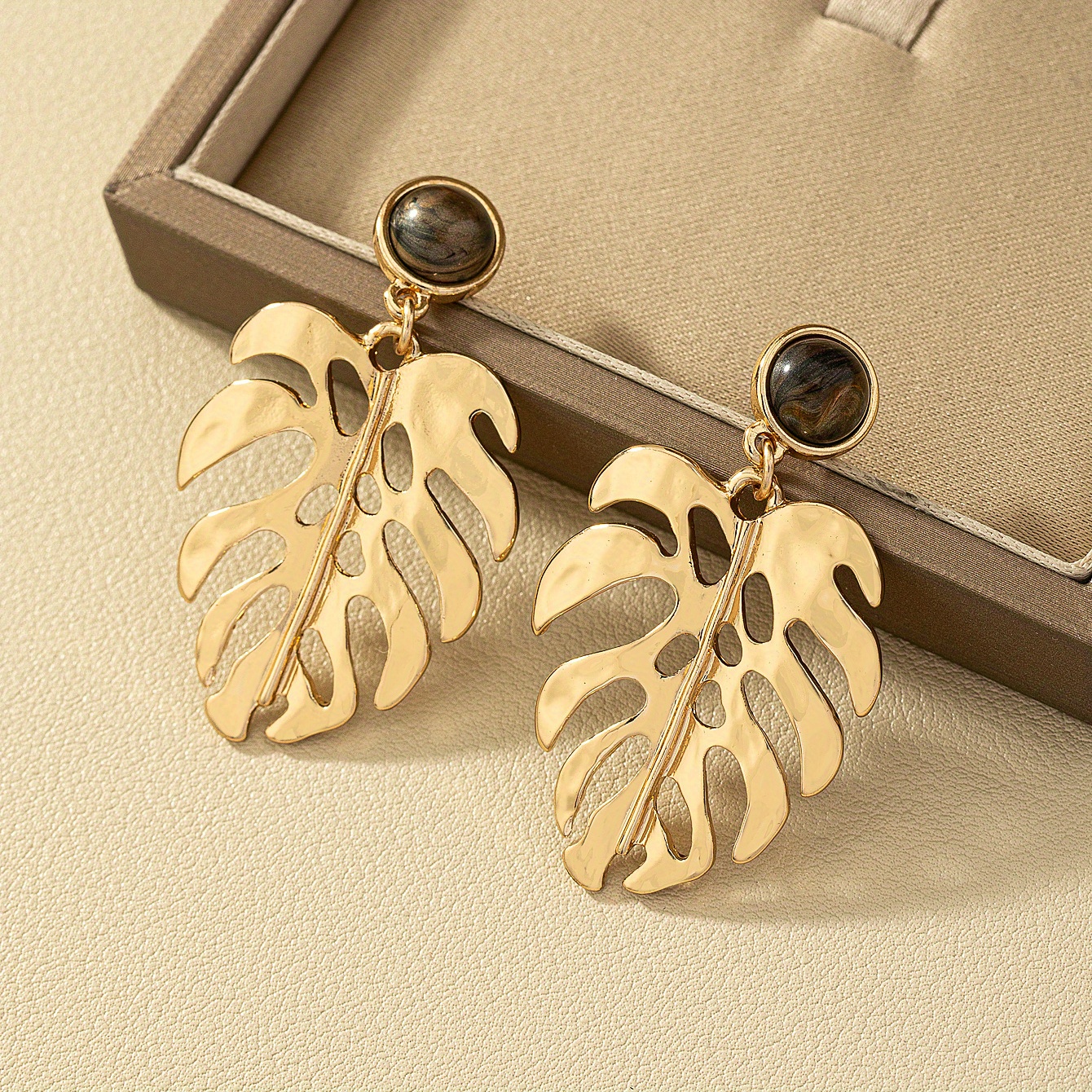 A Pair Of Minimalist Hollow Leaf Earrings For Women In Bohemian Style, Suitable For Vacation Parties And Everyday Wear