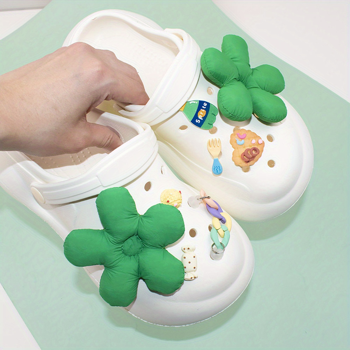 10 pçs quente disney sapato encantos dos desenhos animados do pvc shrek croc  tamancos sandálias acessórios de sapato de jardim engraçado jibz para  crianças presentes de festa do menino - AliExpress