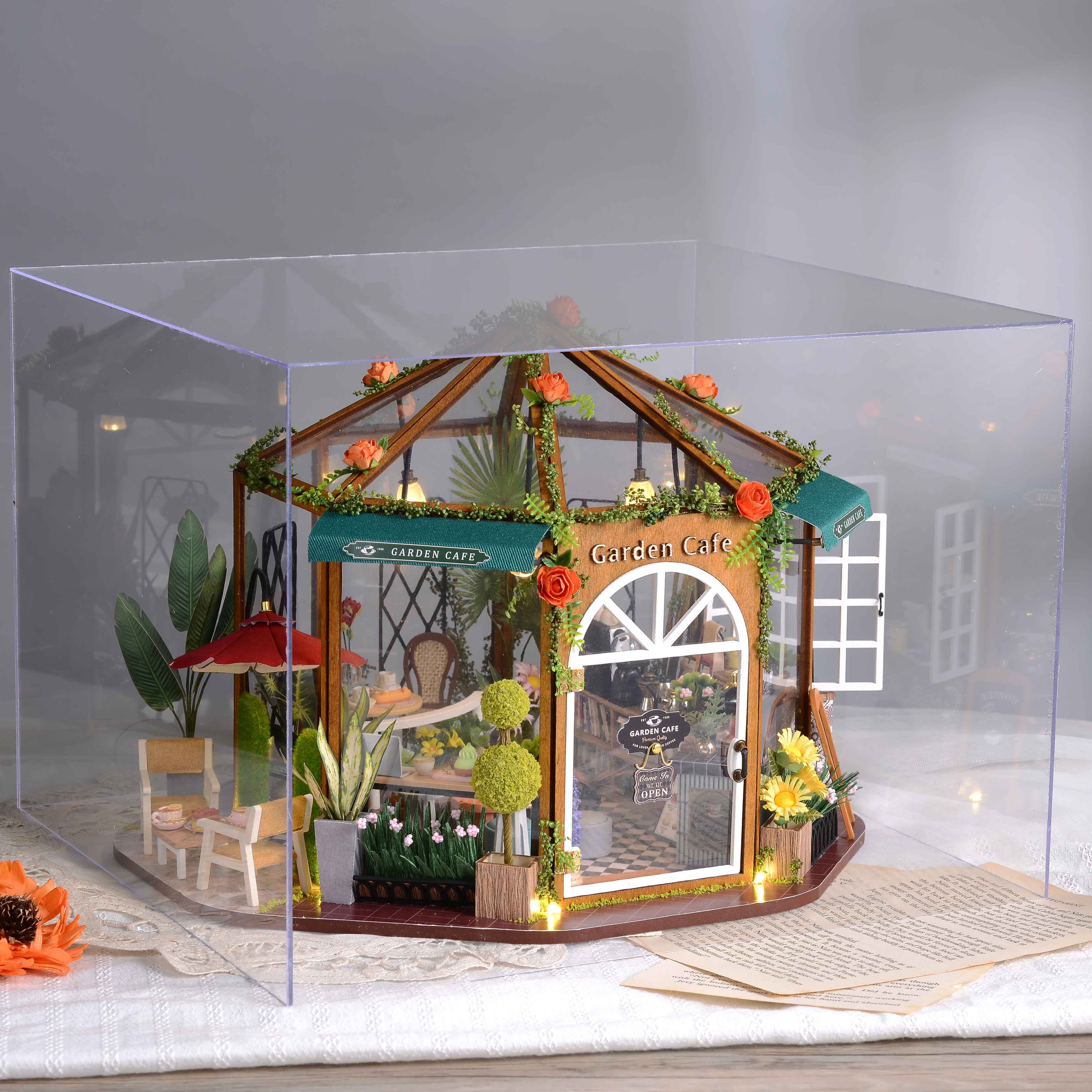 casa em miniatura DIY Doll House - Teashop madeira pequena com móveis em  miniatura, escala 1:24 Mini artesanato feito à mão com movimento musical e  capa à prova poeira, presente para adolescentes