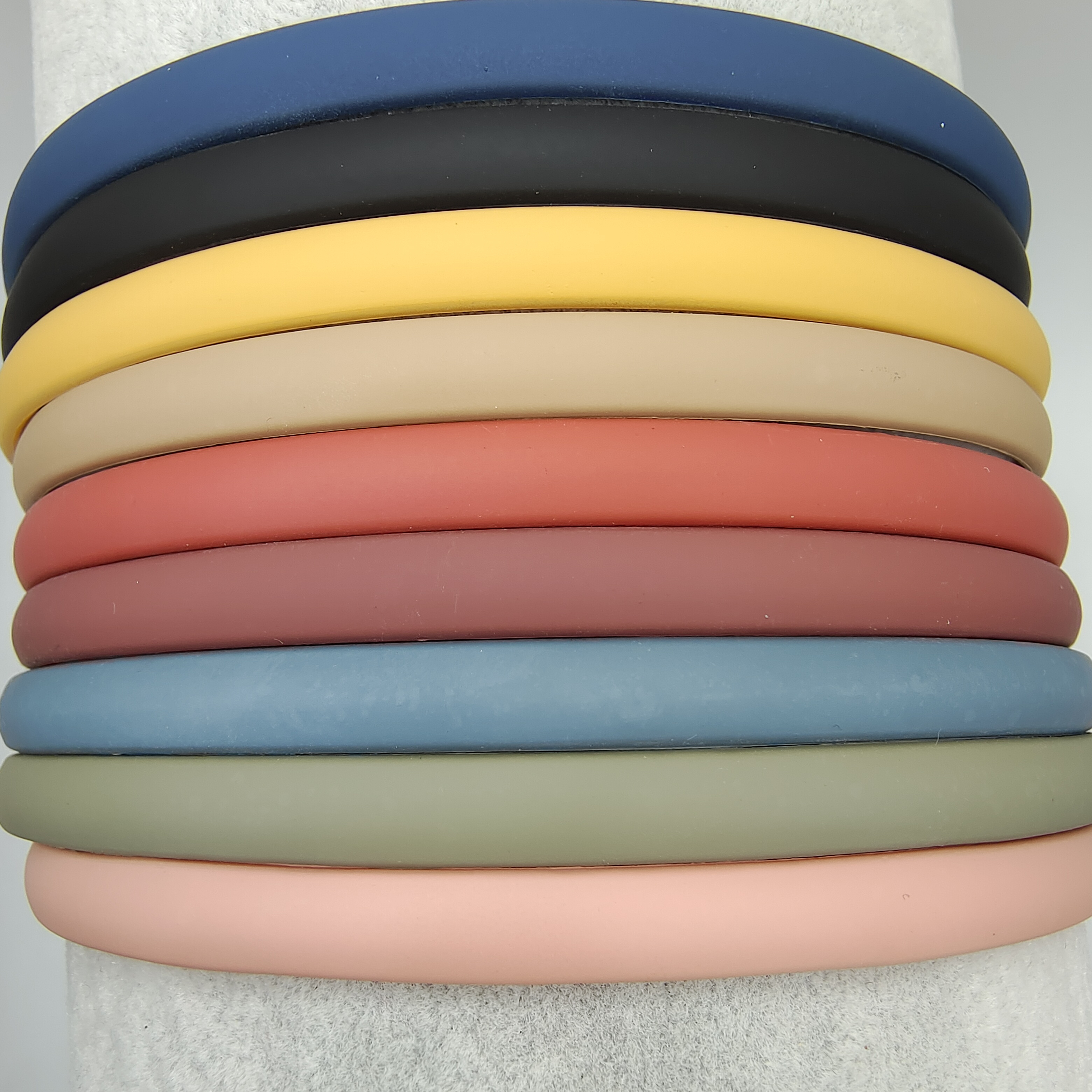 Image of A Women's Thin Headband With A Width Of 0.8cm, Featuring 9 Toothed Plastic Bands, A Simple Headband Design Suitable For Girls, Teenagers, And Women.