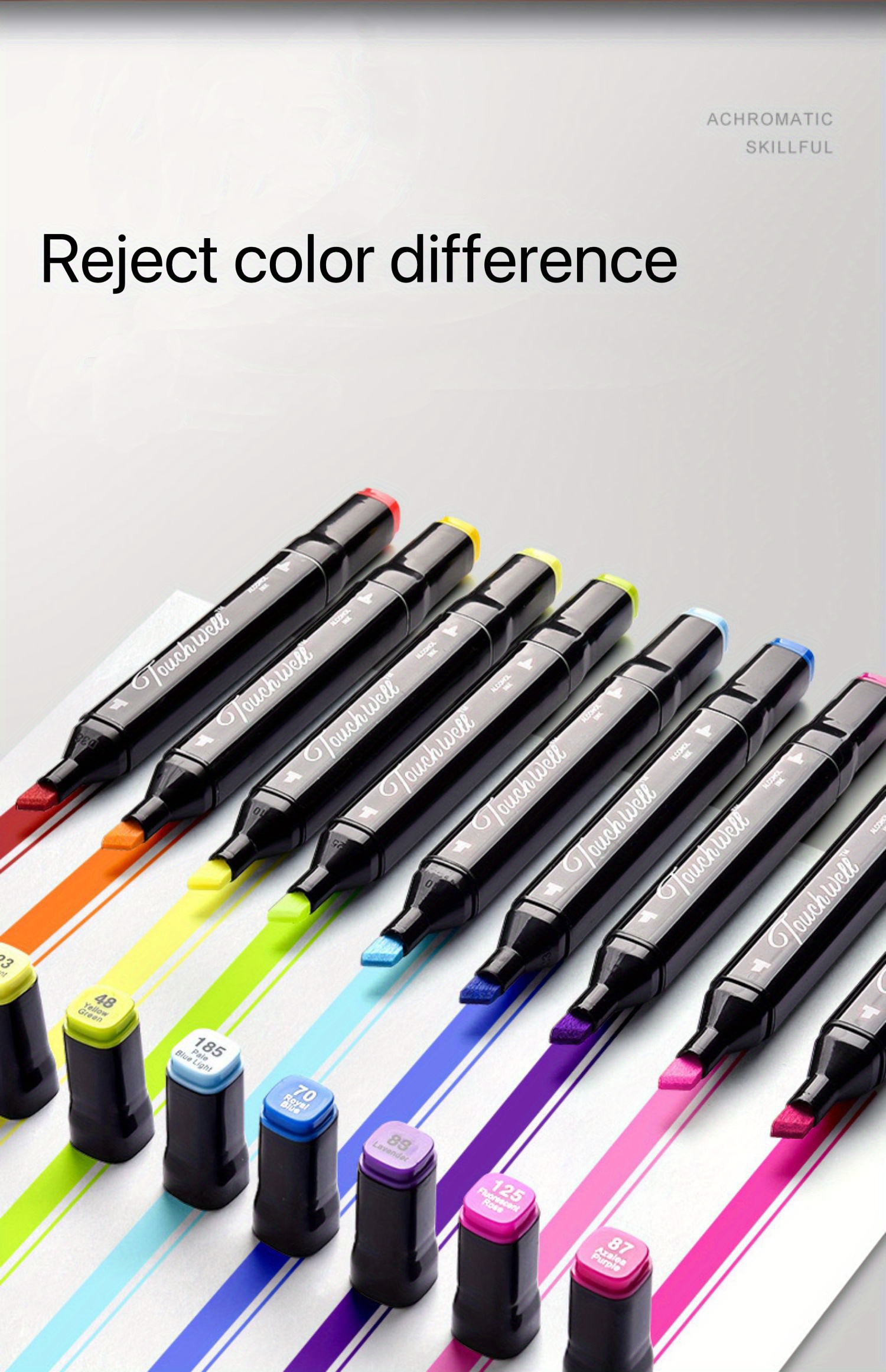 Un set di pennarelli colorati ordinatamente impilati su uno sfondo di legno.  pennarelli universali per la scuola e l'ufficio.