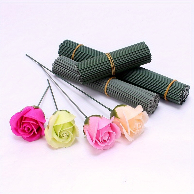 The Crafts Outlet Un paquete de 12 rosas de cinta plegadas hechas a mano,  0.25 pulgadas de ancho, tallo de alambre de 4 pulgadas de largo, color  verde