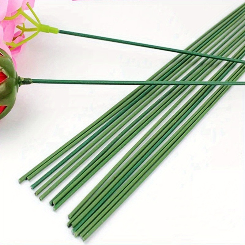 The Crafts Outlet Un paquete de 12 rosas de cinta plegadas hechas a mano,  0.25 pulgadas de ancho, tallo de alambre de 4 pulgadas de largo, color  verde