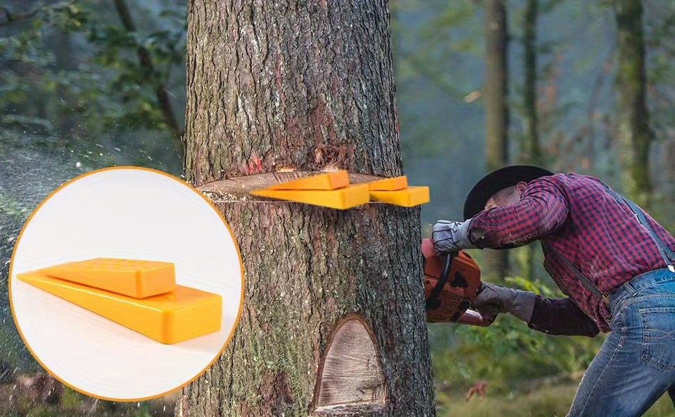 Abbattimento della treeWorker abbattimento della struttura ad albero con  chainsaw e cunei Foto stock - Alamy