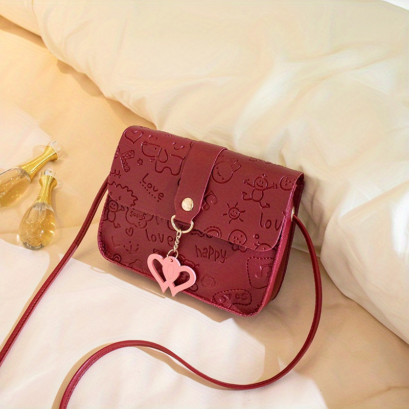 A pic of an adorable Louis Vuitton flap bag with a gold chain in a