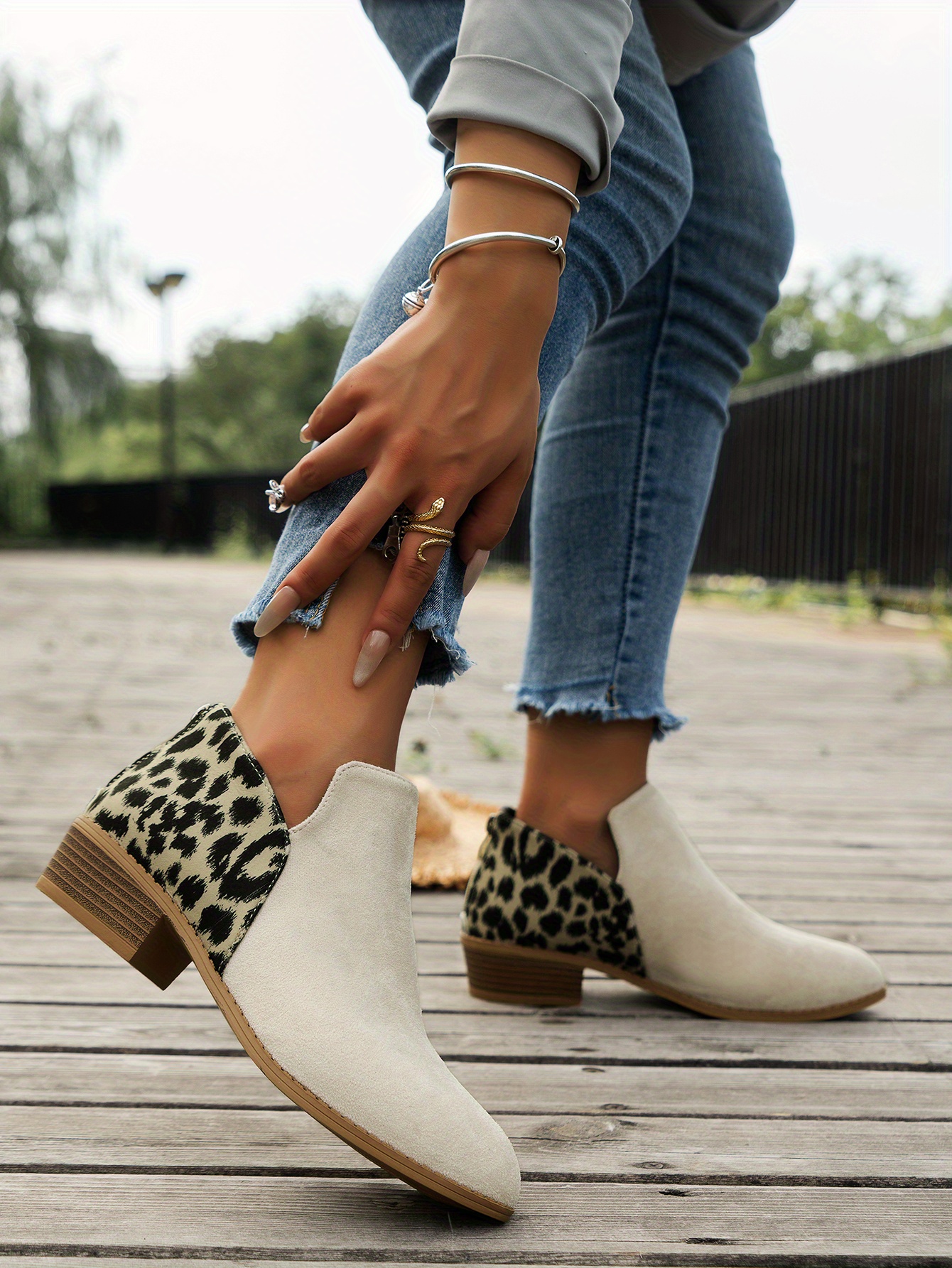 Black boots shop leopard heel