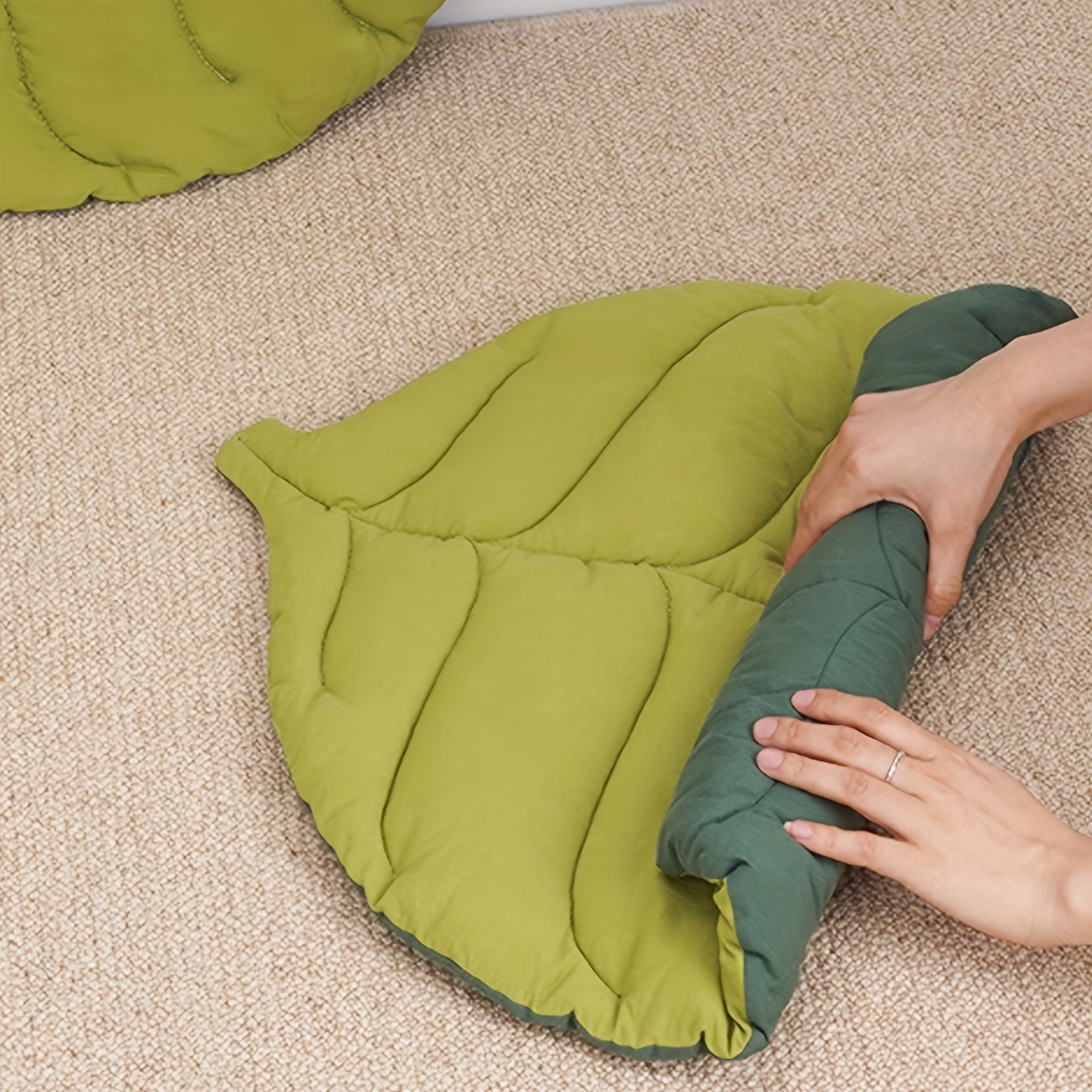 

Cozy Leaf-shaped Pet Mat: A Perfect Cushion For Your Cat Or Dog's Comfort!