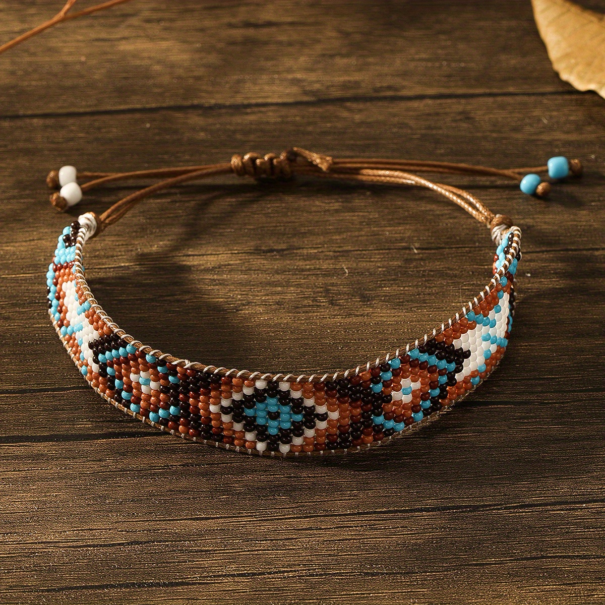 E-shop Ein handgefertigtes, perlenbesetztes, bohemian Vintage Armband für Damen