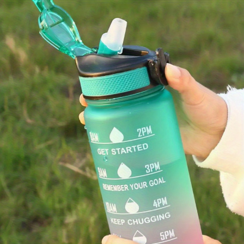  Botella de agua deportiva grande de 2 litros con sello de  tiempo portátil a prueba de fugas, sin BPA, no tóxica, con pajita (verde  morado, B-Mate) : Deportes y Actividades al