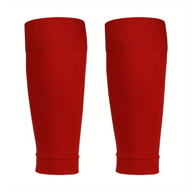 Calcetines de hombre blancos con un inserto rojo en las piernas de los pies  en calcetines sobre un fondo blanco.