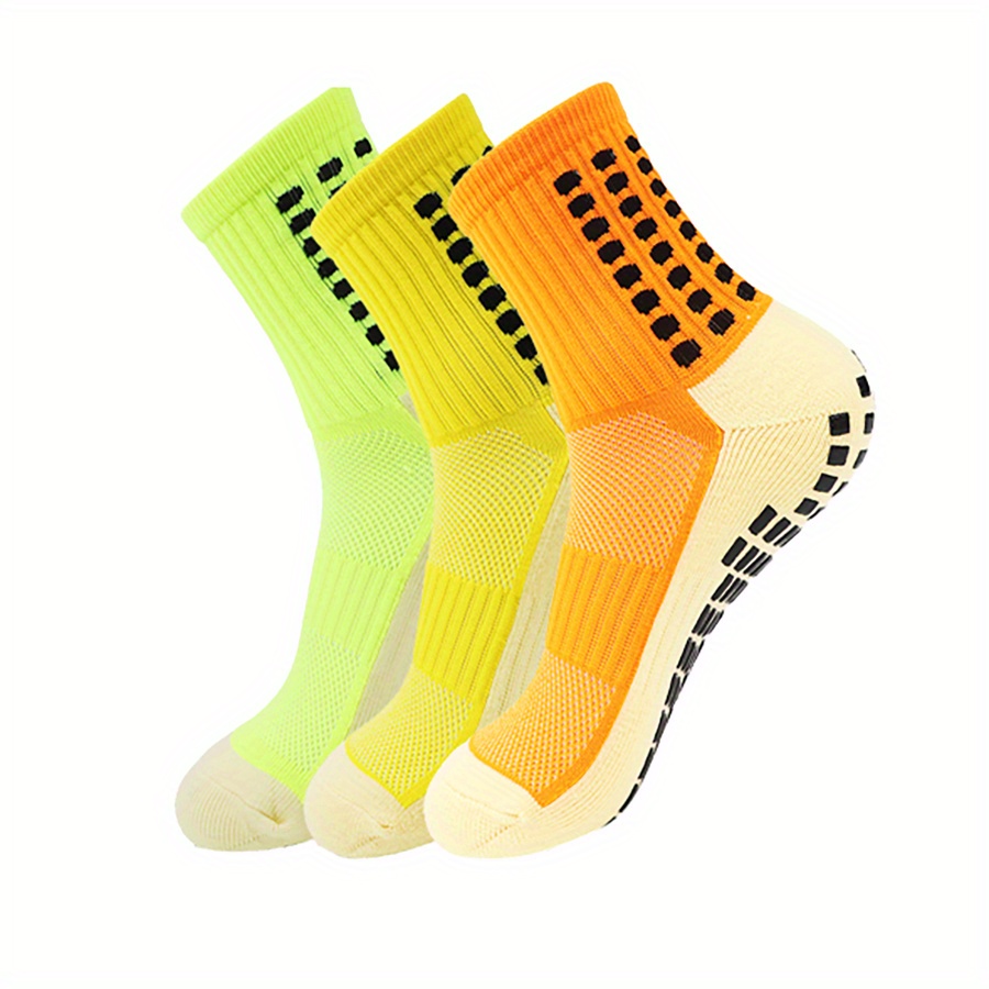 Un par de calcetines deportivos de color amarillo brillante aislados en un  fondo blanco un elegante accesorio deportivo lay flat